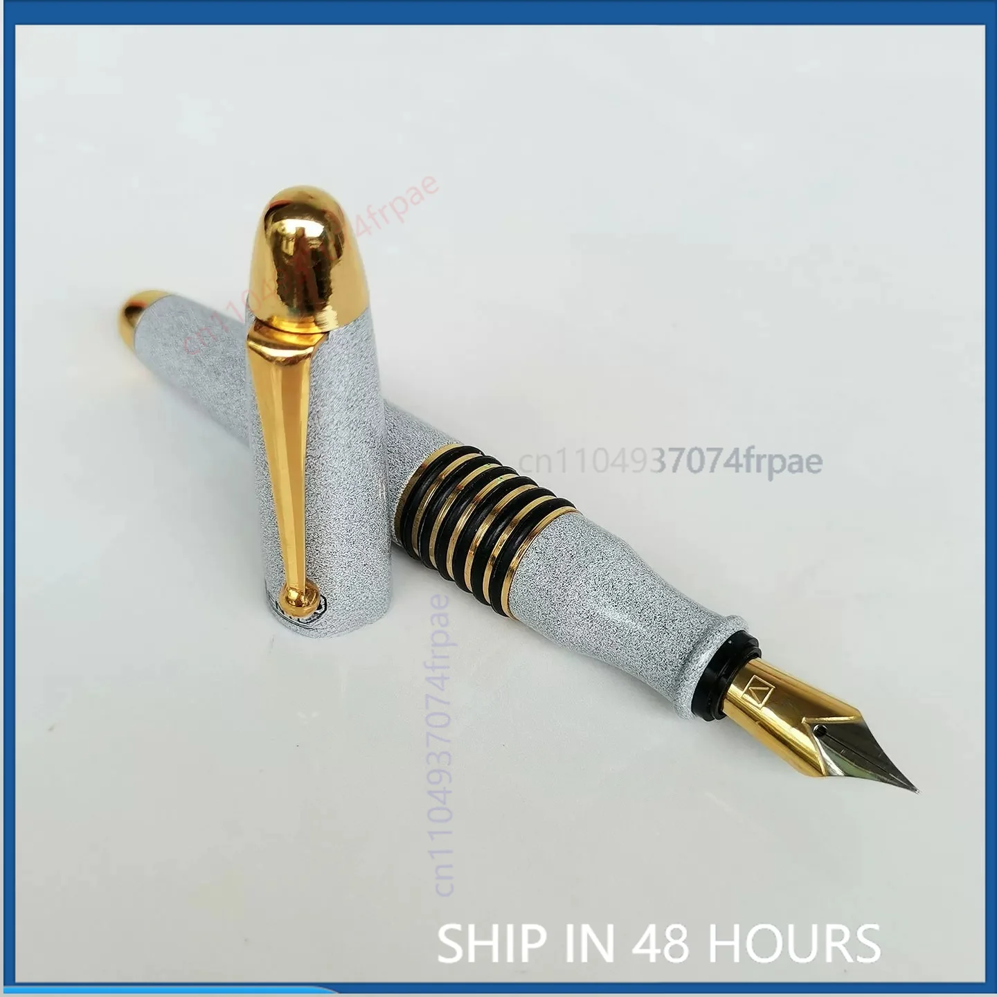 Vintage Collectible Pens - 白い、太めの、固形銅製の万年筆。1990年代にソ連へ輸出された、ダンドン・ジンロン製。滑らかな書き心地で、太めのペン先。ヴィンテージ品として、手書きのコレクションに最適。