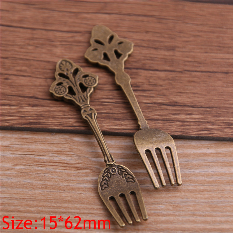 ヴィンテージフォークをモチーフにした2色の異なる花,チャーム - Vintage Collectible Spoons のレビューと価格